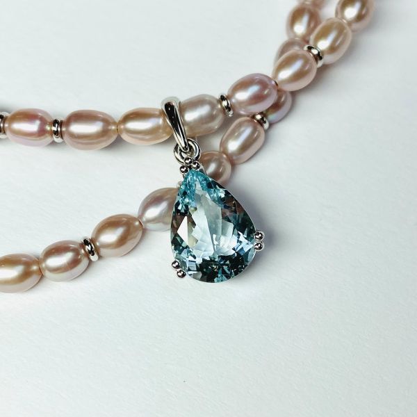 anhaenger-in-weissgold-mit-aquamarintropfen-und-perlencollier-mit-weissgoldoesen8DB621BC-3560-DA56-107D-BB24B3D7980B.jpeg