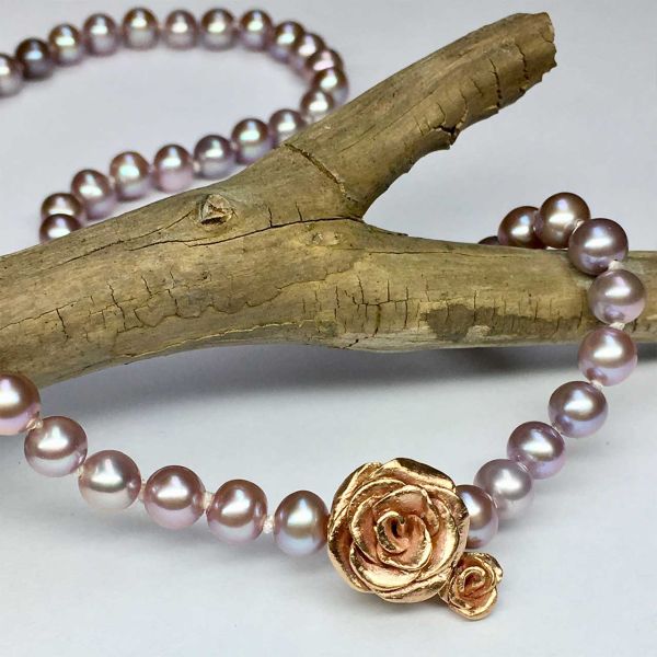 suesswasserperlen-collier-mit-rosenverschluss-in-rotgold82F1CA3A-D874-AF95-6D11-24CE0E0A4D0C.jpg