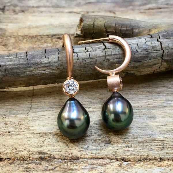 ohrhaenger-in-rotgold-mit-brillanten-und-tahitiperlen900798CE-FEC0-C54B-ED9E-054808F4814A.jpg