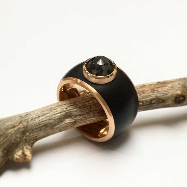 ring-in-rotgold-und-versteinertem-holz-mit-diamantroseD8AA0F22-A37A-026D-1371-C5BFCAC143AE.jpg