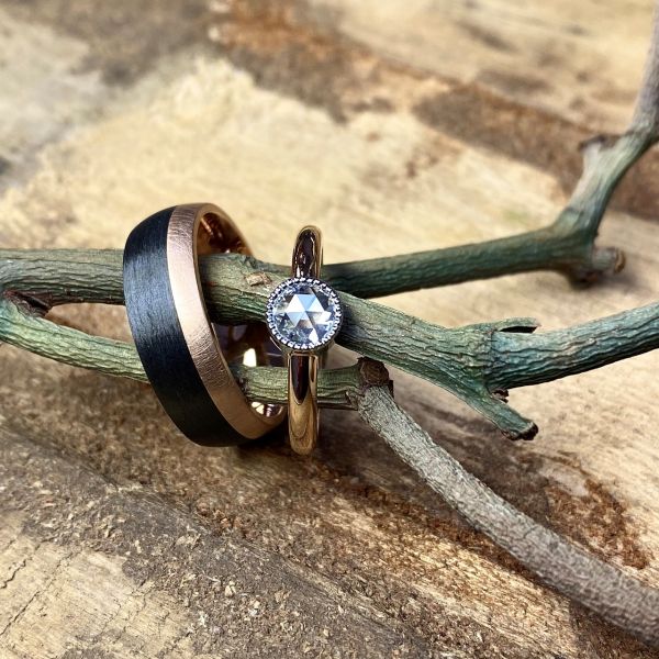 trauringe-herrenring-in-carbon-und-rotgold-damenring-in-rosegold-mit-diamant-im-rosenschliff432051C1-8624-9388-FF60-739D3C429356.jpg