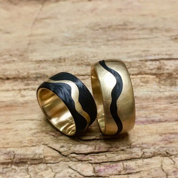 trauringe-in-carbon-und-gelbgold-sensenschlaufe4B7A64D0-66D8-F42C-0E1E-BE1C776D6A79.jpg