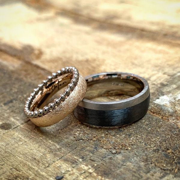 trauringe-in-rot-und-weissgold-und-weissgold-und-carbon5778D2C0-9188-813A-1A3B-E4DA7080E453.jpg