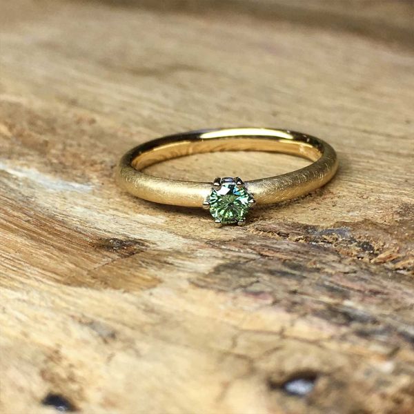 verlobungsring-in-gelbgold-mit-gruenem-brillant532C2359-5678-0091-5341-654DD988FF47.jpg